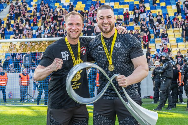 Kondičný tréner Michal Kukučka (vľavo) a Tomáš Prisztács.