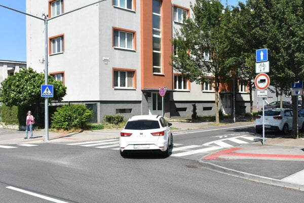 Piešťanská ulica je zjednosmernená už niekoľko rokov. Mnohí v nej však stále jazdia v protismere.