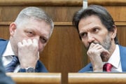 Premiér Robert Fico a minister obrany Robert Kaliňák.