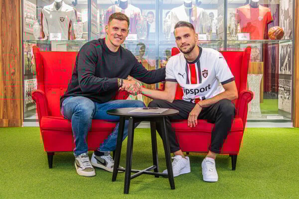 Stefan Škrbo so športovým riaditeľom Spartaka Martinom Škrtelom.