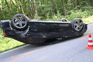 Auto skončilo na streche.