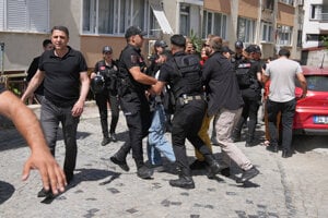 Turecká polícia zasahuje počas zakázaného pochodu Pride v Istanbule.
