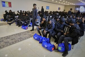 Migranti z Čadu čakajú na nástup do autobusov v deportačnom úrade ministerstva vnútra v Tripolise počas deportácie do svojej domovskej krajiny.