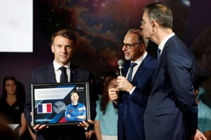 Francúzsky premiér stojí s portrétom Sophie Adenotovej.