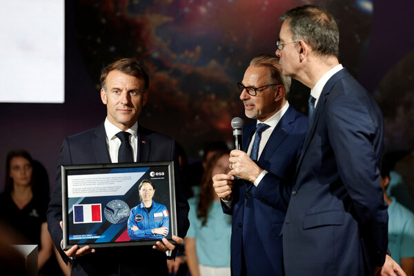 Francúzsky premiér stojí s portrétom Sophie Adenotovej.