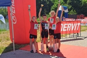 Z MPK Dolný Kubín zažiarili medailovo štyria pretekári - zľava Natália Slosarčíková, Patrik Halvoník, Sofia Masnicová a Eliška Šišková.