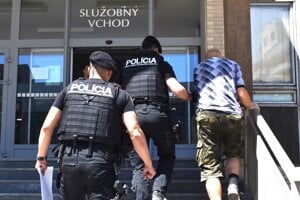 Polícia privádza Ondreja na košický súd.