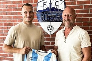 Predseda predstavenstva FC Nitra Pavol Ondriš s lukratívnou posilou, bývalým reprezentantom Lukášom Štetinom.