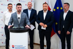 Zľava 1. podpredseda Slovenskej poľnohospodárskej a potravinárskej komory (SPPK) Emil Macho, minister pôdohospodárstva a rozvoja vidieka SR Richard Takáč (Smer-SD), predseda SPPK Andrej Gajdoš, generálny riaditeľ Pôdohospodárskej platobnej agentúry (PPA) Marek Čepko a generálny riaditeľ Sekcie rozvoja vidieka a priamych platieb na Ministerstve pôdohospodárstva a rozvoja vidieka (MPRV) SR Dušan Gábor.