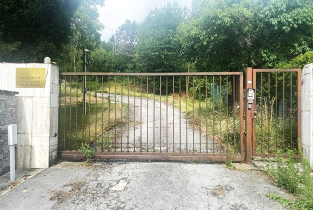 Vstupná kovová brána. (zdroj: Korzár/Katarína Gécziová)