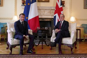 Francúzsky prezident Emmanuel Macron rokoval s britským premiérom Keirom Starmerom. 