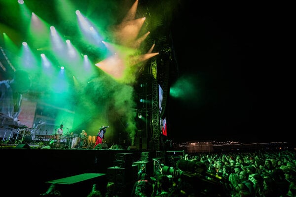 Hlavným večerným ťahúňom prvého večera festivalu Pohoda sa namiesto skupiny Massive Attack stal Damon Albarn a Africa Express.