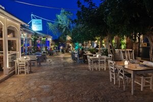 Plaka promenáda s barmi