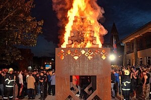Zapálenie vatry počas Osláv zvrchovanosti v Starej Bystrici. 