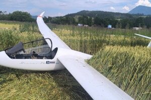 Maďarský vetroň havaroval pri Dolnom Kubíne v obci Veličná. Pilot sa zrútil na pole. Zraneného ho previezli do ružomberskej nemocnice. 