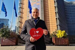 Župan Trnka odfotený 14. februára 2023 v Bruseli. O tri dni neskôr polícia spustila akciu Valentín.