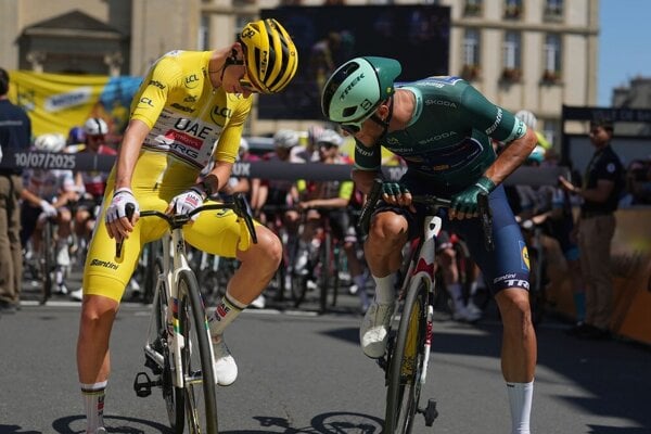 Tadej Pogačar (vľavo) a Jonathan Milan počas Tour de France 2025. 