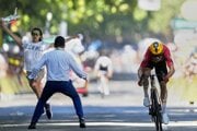Organizátor sa snaží zastaviť demonštranta, aby neovplyvnil špurt Jonasa Abrahamsena v 11. etape na Tour de France 2025.