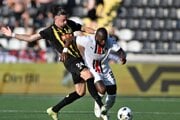Trnavčan Cedric Badolo bojuje o loptu s Amorom Layouninom z BK Häcken.