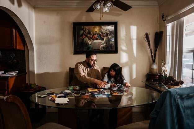 Dvadsaťdeväťročný Jhony Silva, ktorý prišiel do USA ako batoľa v roku 1998, teraz žaluje Trumpovu administratívu. (zdroj: Carolyn Fong — The Washington Post)