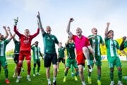 Radosť hráčov FC Tatran Prešov po víťazstve a postupe do najvyššej slovenskej súťaže po zápase 24. kola MONACObet ligy na pôde FC ŠTK 1914 Šamorín.