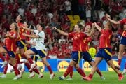 Španielsky futbalistky oslavujú postup do semifinále ME vo futbale žien 2025. 