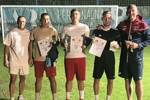 Patanská penalta sa končila pod umelým osvetlením. Zľava Lukáš Herák, Marko Pilo, Martin Chvíla, Thomas Kotlár a Ladislav Herák. 