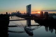Slnko zapadá za Európskou centrálnou bankou a budovami bankovej štvrte vo Frankfurte.