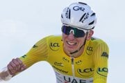 Tadej Pogačar oslavuje výhru v 13. etape Tour de France 2025.