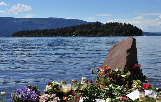 Pamätník obetiam streľby s výhľadom na ostrov Utøya. (zdroj: Wikimedia/Paal Sørensen)