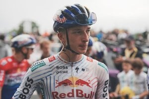 Jeho príbeh je ako z filmu. Po nehode zmenil šport a na Tour má na dosah senzáciu