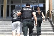 Polícia privádza Rastislava na súd. Potom ho odviedla do väznice.
