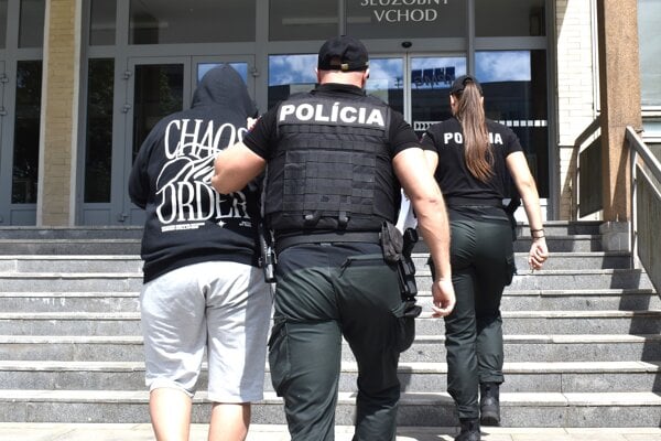 Polícia privádza Rastislava na súd. Potom ho odviedla do väznice.