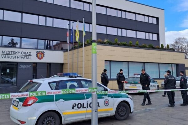 Aj za nahlásenou bombou na radnici v roku 2023 bol ten istý muž.