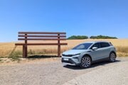Škoda Elroq s mega lavičkou nad obcou Mýtne Ludany. 