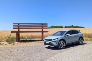 Škoda Elroq s mega lavičkou nad obcou Mýtne Ludany. 