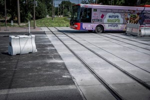 Zastávka Zrkadlový háj, križovatka s cestou Romanova.