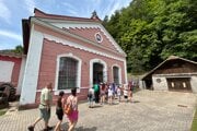 Vodná elektráreň v Ľubochni mala na rozdiel od lesnej železnice šťastie a dodnes sa zachovala. 
