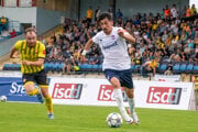 Skvelý Levan Nonikašvili (s loptou) pomohol ViOnu k otočke z 0:1 na 2:1 na pôde Interu Bratislava.