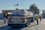 Kamióny s humanitárnou pomocou prichádzajú na hraničný priechod Rafah medzi Egyptom a Pásmom Gazy.
