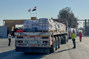 Kamióny s humanitárnou pomocou prichádzajú na hraničný priechod Rafah medzi Egyptom a Pásmom Gazy.