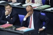 Nemecký minister financií Lars Klingbeil (vľavo) a kancelár Friedrich Merz.