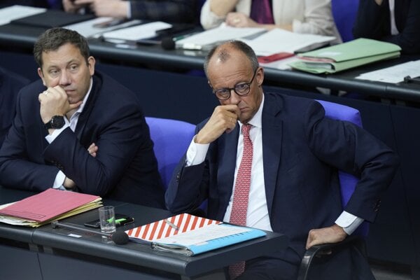 Nemecký minister financií Lars Klingbeil (vľavo) a kancelár Friedrich Merz.