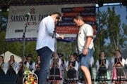 Jozef Karahuta (vpravo) preberá ako vedúci Šarišanu z rúk vtedajšieho župana Petra Chudíka (Smer) v r. 2017 ocenenie pre súbor. 