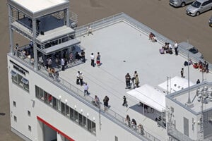 Ľudia sa pred hroziacimi vlnami cunami ukrývajú na vyvýšených miestach v meste Mukawa na japonskom ostrove Hokkaidó.
