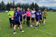 Marek Hamšík v Bobrovci, aj s rozhodcom Jaroslavom Žuffom. 