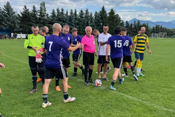 Marek Hamšík v Bobrovci, aj s rozhodcom Jaroslavom Žuffom. 