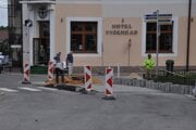 Na cestách v kúpeľnom meste sa pracuje vo veľkom.