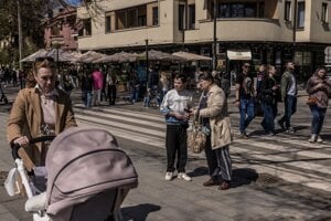 Ilija a Olena sa prechádzajú centrom mesta.