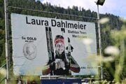 Laura Dahlmeierová na bilboarde.